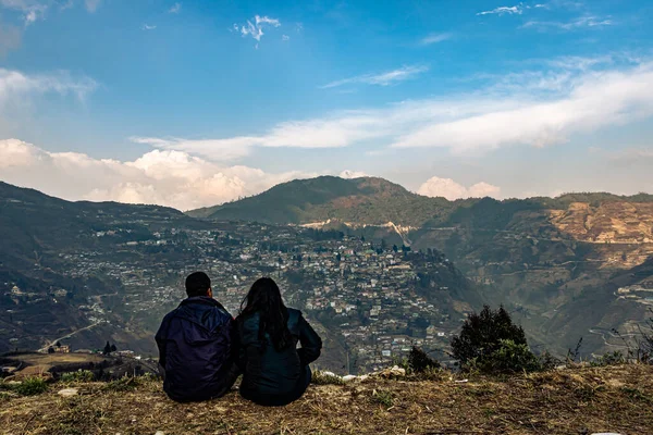 Kalabalık şehir yapısı ve muhteşem gökyüzü ile dağın tepesinde oturan çift bomdial Arunachal Pradesh Hindistan 'da çekiliyor..
