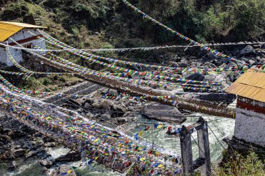 Birçok Budist kutsal bayraklı eski kutsal demir köprü Chaksam Köprüsü Tawang Arunachal Pradesh Hindistan 'da çekildi..