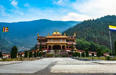 Himalaya Dağı eteklerindeki güzel Budist manastırı düz açıdan çekilmiş görüntü Dirang Manastırı Arunachal Pradesh Hindistan 'da çekilmiştir..