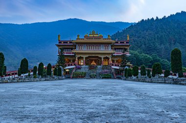 Himalaya Dağları 'ndaki Budist manastırı akşamları eşsiz bir perspektif görüntüsüyle Dirang Manastırı Arunachal Pradesh Hindistan' da çekiliyor..