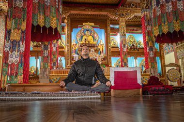 Sabahleyin Budist manastırında izole edilmiş bir şekilde meditasyon yapan adam Dirang Manastırı Arunachal Pradesh Hindistan 'da görüntülendi..