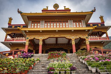Dirang Manastırı Arunachal Pradesh Hindistan 'da sabah birçok bitkiyle süslenmiş bir Budist manastırı görüntüsü elde edildi..