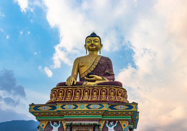 Büyük Buda altın heykeli farklı bir perspektiften akşam vakti parlak mavi gökyüzü ile dev Buda heykeli Tawang Arunachal Pradesh Hindistan 'da çekilmiştir..