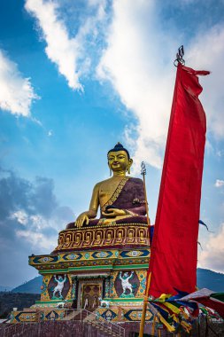 Büyük Buda altın heykeli farklı bir perspektiften akşam vakti parlak mavi gökyüzü ile dev Buda heykeli Tawang Arunachal Pradesh Hindistan 'da çekilmiştir..