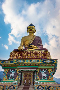 Büyük Buda altın heykeli farklı bir perspektiften akşam vakti parlak mavi gökyüzü ile dev Buda heykeli Tawang Arunachal Pradesh Hindistan 'da çekilmiştir..