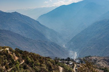 Dağ vadisi sabah mavi gökyüzü ve dağ köyüyle