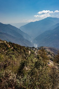 Dağ vadisi sabah mavi gökyüzü ve dağ köyüyle