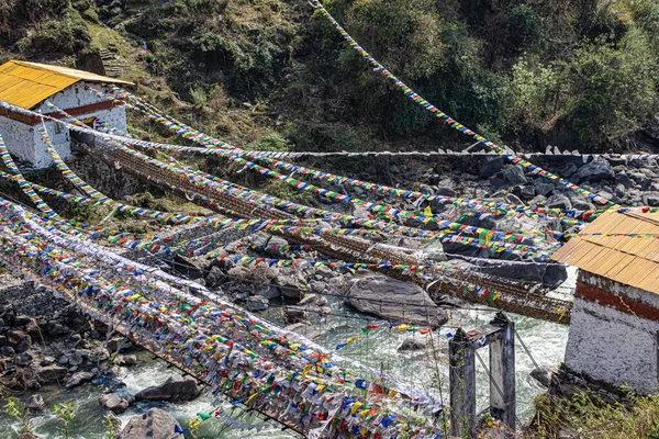 Древний Священный Железный Мост Многими Буддийскими Священными Флагами Верхнего Угла — стоковое фото