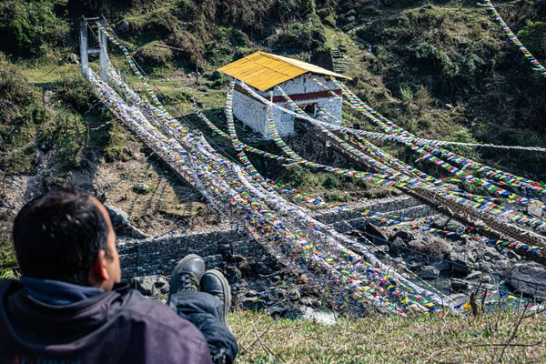 Человек Наблюдает Древний Священный Железный Мост Многими Буддийскими Священными Флагами — стоковое фото