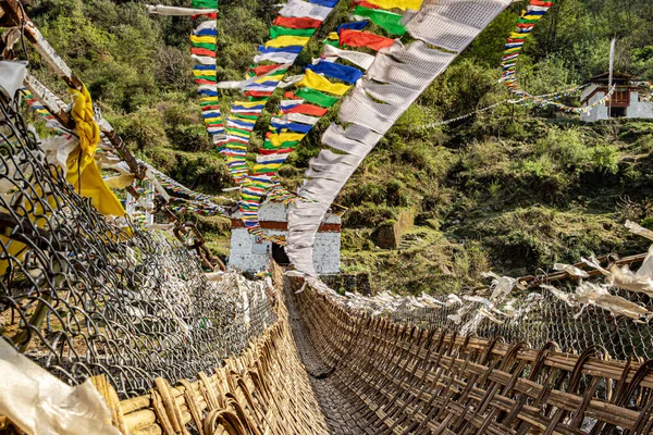 Ősi Szent Bambusz Híd Sok Buddhista Szent Zászlóval Egyedi Nézőpontból — Stock Fotó