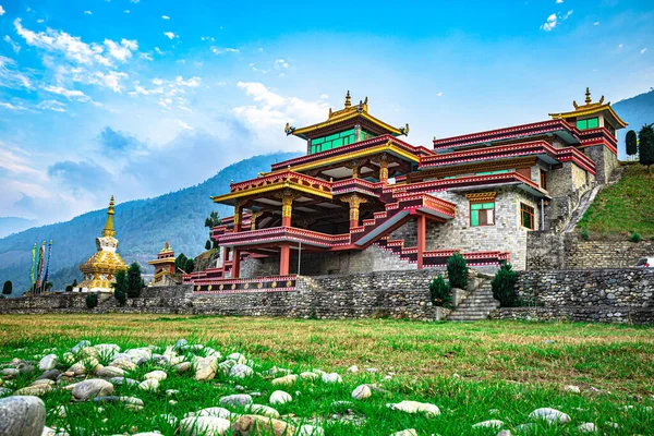 Güzel Budist manastırı mimarisi sabahları Hindistan 'daki Arunachal Pradesh Manastırı' nda çekiliyor..