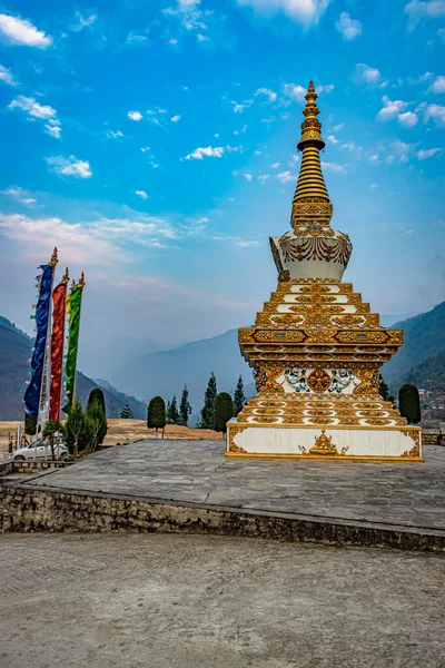 Буддийская Ступа Религиозными Ценными Флагами Ярко Синее Небо Утро Низкого — стоковое фото