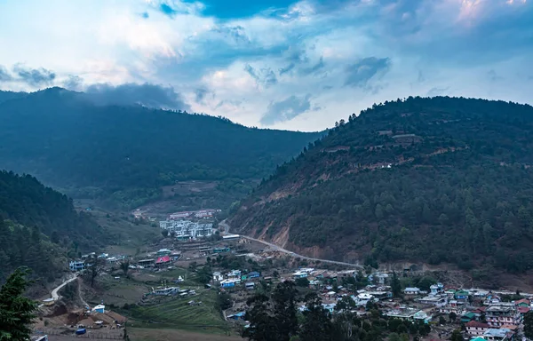 Cidade Situada Sopé Das Montanhas Pela Manhã Ângulo Plano Imagem — Fotografia de Stock