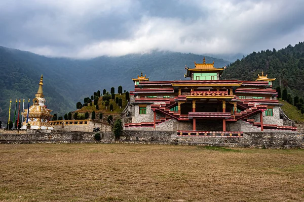 Buddhista Kolostor Himalájai Hegy Lábainál Esténként Egyedi Nézőpontból Dirang Kolostor — Stock Fotó