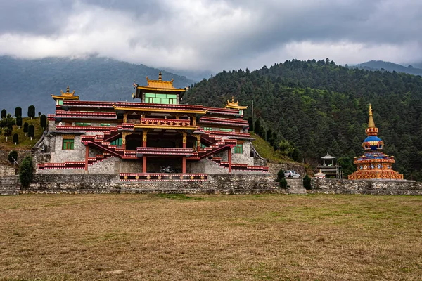 Buddhista Kolostor Himalájai Hegy Lábainál Esténként Egyedi Nézőpontból Dirang Kolostor — Stock Fotó