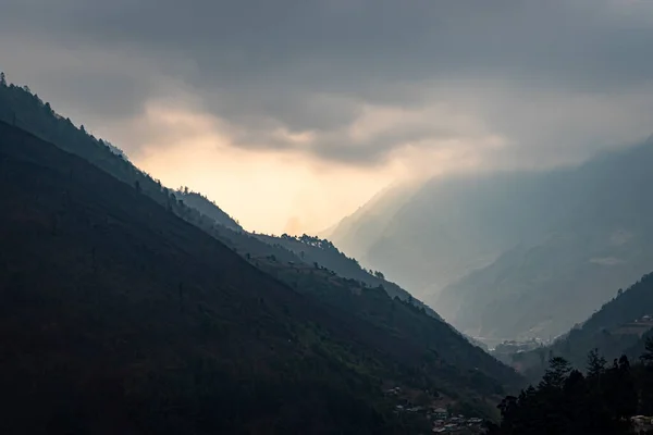 Bergvallei Met Dramatische Lucht Ochtend Vanuit Een Vlakke Hoek — Stockfoto