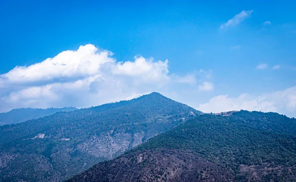 平らな角度から見た朝の青空の山 — ストック写真