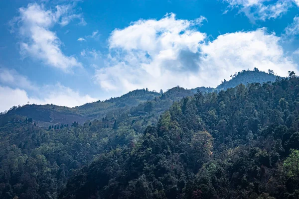 Montañas Con Cielo Azul Brillante Mañana Desde Ángulo Plano — Foto de Stock