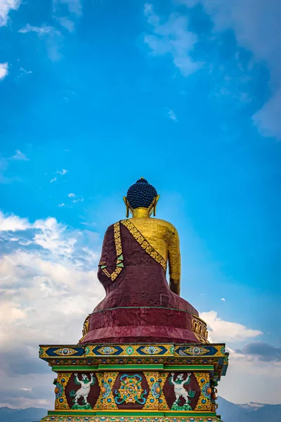 Огромная Золотая Статуя Будды Разных Точек Зрения Ярко Голубым Небом — стоковое фото