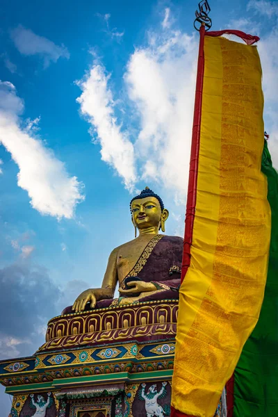 Огромная Золотая Статуя Будды Разных Точек Зрения Ярко Голубым Небом — стоковое фото
