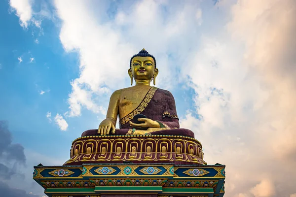 Estátua Ouro Enorme Buddha Perspectiva Diferente Com Céu Azul Brilhante — Fotografia de Stock