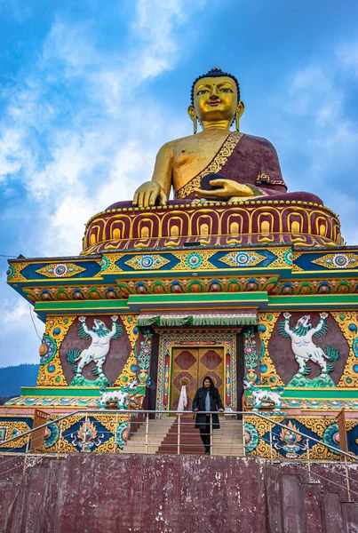 Κορίτσι Στέκεται Κοντά Στο Τεράστιο Άγαλμα Buddha Χρυσό Φωτεινό Κυκλοθυμικό — Φωτογραφία Αρχείου