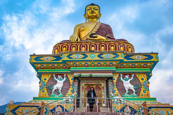 Dívka Stojící Blízkosti Obrovské Buddha Zlatá Socha Jasnou Náladovou Oblohou — Stock fotografie