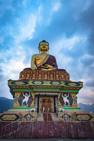 Огромная Золотая Статуя Будды Разных Точек Зрения Угрюмым Небом Вечернем — стоковое фото