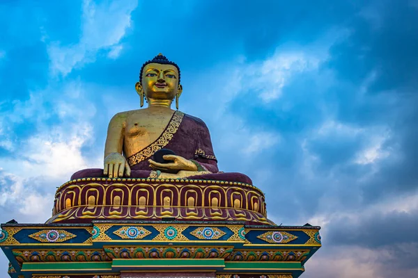 Estátua Ouro Enorme Buddha Perspectiva Diferente Com Céu Temperamental Noite — Fotografia de Stock
