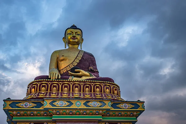 Огромная Золотая Статуя Будды Разных Точек Зрения Угрюмым Небом Вечернем — стоковое фото