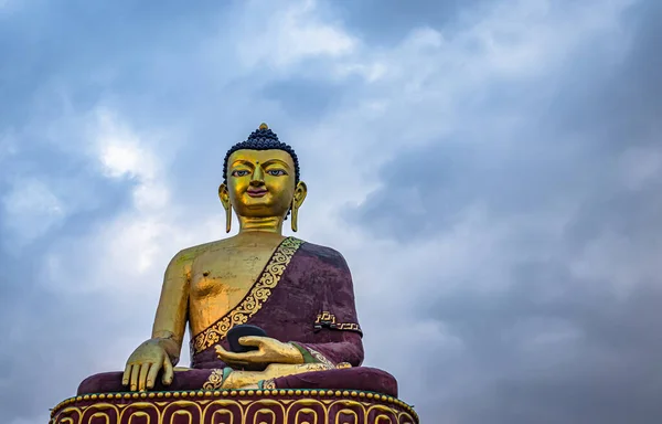 Izolované Obrovské Buddha Zlatá Socha Jiné Perspektivy Náladovou Oblohou Večerní — Stock fotografie
