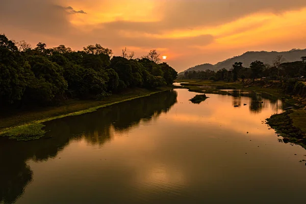 Zonsopgang Dramatische Hemel Bij Dageraad Met Leidende Rivier Waterstroom Bos — Stockfoto