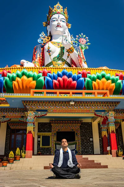 Молодий Чоловік Який Медитує Перед Буддійською Барвистою Статуєю Богині Синім — стокове фото
