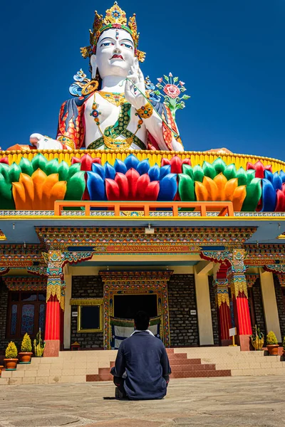 Junger Mann Meditiert Vor Buddhistischer Farbenfroher Göttin Statue Mit Blauem — Stockfoto