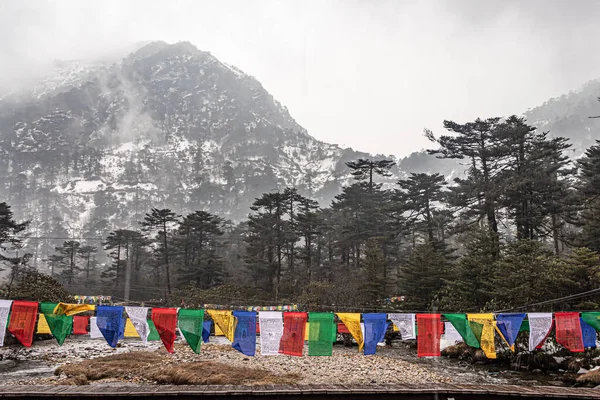 Снежные Шапки Гор Буддийскими Молитвенными Флагами Утреннем Изображении Принимается Озере — стоковое фото
