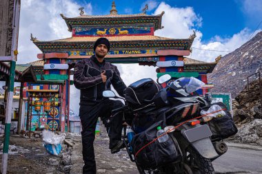 Düz açılı görüntüden her gün dağ geçidinde bisiklete binen tek başına genç bisikletli adam Tawang Arunachal Pradesh Hindistan 'da çekiliyor. O, en yüksek geçitlerden biridir..