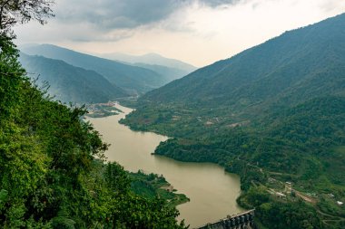 Görüntü Potin bakış açısıyla çekilir. Ziro Arunachal Pradesh India.Dağ vadisi, bulutlu gökyüzü ve nehir düz bir açıyla önderlik eder.