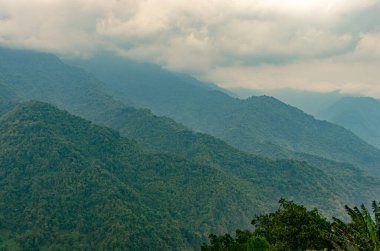 Sabah bulutlu gökyüzü ile dağ sırası düz açılı görüntü potin bakış açısından çekilir ziro Arunachal Pradesh Hindistan.