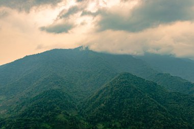 Sabah bulutlu gökyüzü ile dağ sırası düz açılı görüntü potin bakış açısından çekilir ziro Arunachal Pradesh Hindistan.