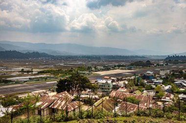 Ziro Arunachal Pradesh Hindistan 'da bulutlu bir gökyüzü görüntüsüyle sabah tepeden küçük şehir manzarası çekiliyor..