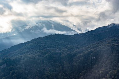 Düz açı görüntüsü sabah yoğun bulutlarla kaplı dağ sıraları sela pass tawang Hindistan 'da çekilir..