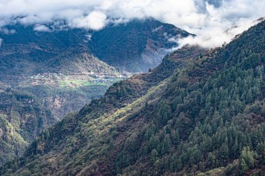 Düz açı görüntüsü sabah dramatik gökyüzü ile kaplı dağ sıraları sela pass tawang Hindistan 'da çekilmiştir..