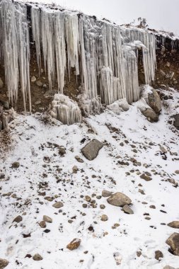 Donmuş buz sarkıtları kışın dağın zirvesinde kalır.