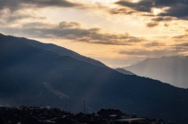 Alacakaranlıkta dağ ufkunun üzerinde turuncu günbatımı gökyüzü düz açılı görüntü Tawang Arunachal Pradesh Hindistan 'da çekilmiştir..