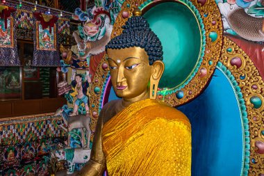 Tawang Manastırı Arunachal Pradesh Hindistan 'da dini bayrak ve adaklarla süslenmiş dev Buda altın heykeli sergileniyor..