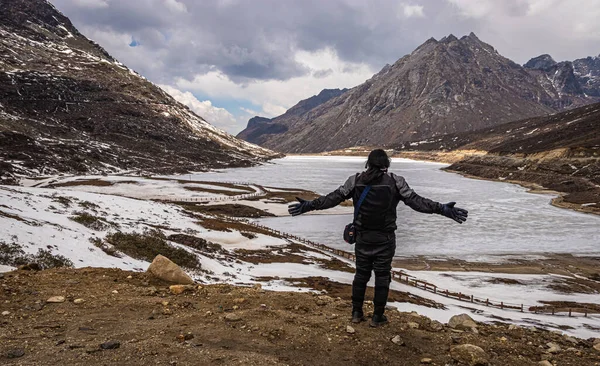 Donmuş Gölde Tek Başına Gezen Genç Kız Dağ Vadisi Geçmişine — Stok fotoğraf