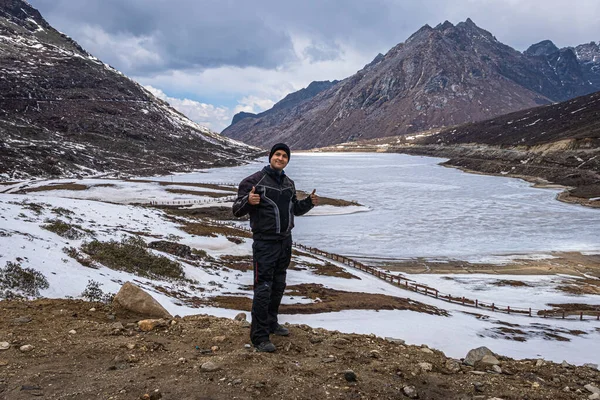 Donmuş Gölde Tek Başına Gezen Genç Adam Dağ Vadisi Geçmişine — Stok fotoğraf