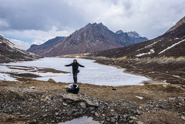 Junger Mann Biker Alleinreisender Zugefrorenen See Mit Gebirgstal Hintergrund Tag — Stockfoto
