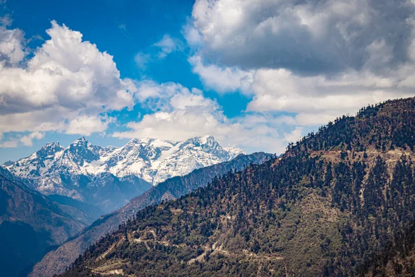 ヒマラヤ山の谷と丘の上からの青空インドのタワン アラナカル プラデーシュ州で撮影されました — ストック写真