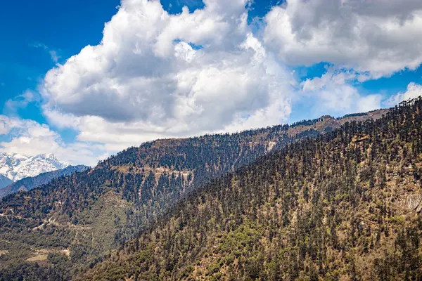 ヒマラヤ山の谷と丘の上からの青空インドのタワン アラナカル プラデーシュ州で撮影されました — ストック写真
